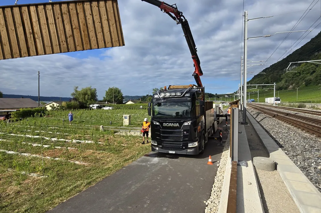 Grue sur un chantier ferroviaire au crépuscule