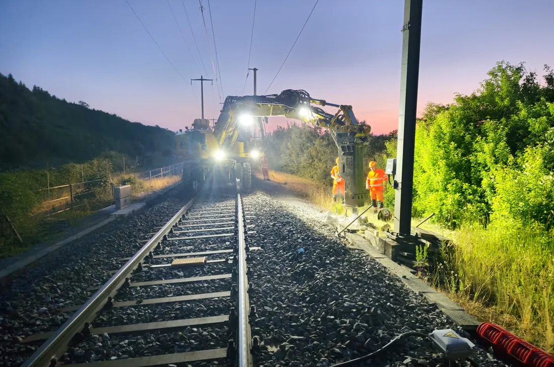 Train sur une ligne ferroviaire de Suisse romande au crépuscule